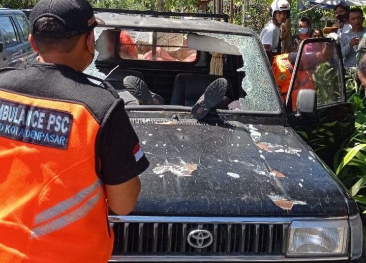 podiumnews.com-Diduga Stres, Seorang Pemuda di Denpasar Tabrakkan Diri ke Mobil Melintas